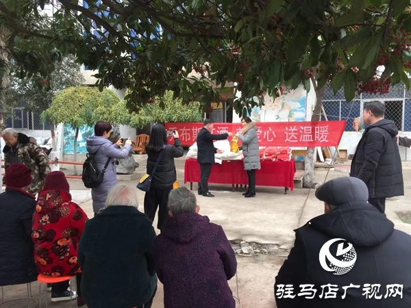  爱心人士走进南山居老年公寓 为老人送温暖