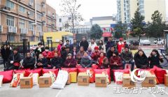 荷晴社会工作服务中心联合爱心企业开展“扶残助困 冬日送暖”公益活动