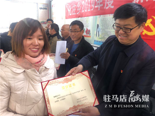 抓党建 促脱贫 全体党重温入党誓词