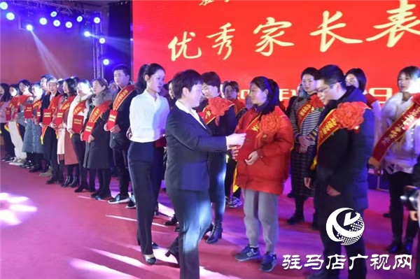 驻马店第二十七小小学举行元旦文艺汇演