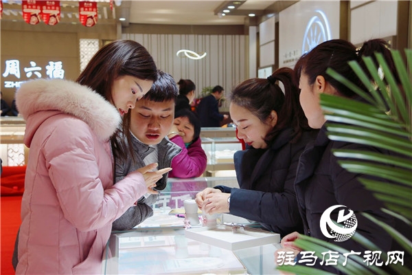 驻马店乐山商场周六福、赛菲尔珠宝专柜耀世绽放引领潮流新风尚