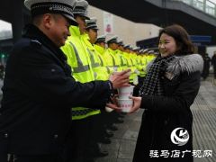 一碗腊八粥 浓浓警民情