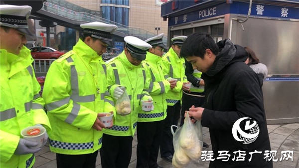 爱心送粥情暖腊八 状元鸿提妹核桃粥慰问一线执勤民警、辅警