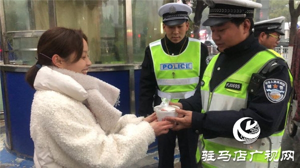 爱心送粥情暖腊八 状元鸿提妹核桃粥慰问一线执勤民警、辅警