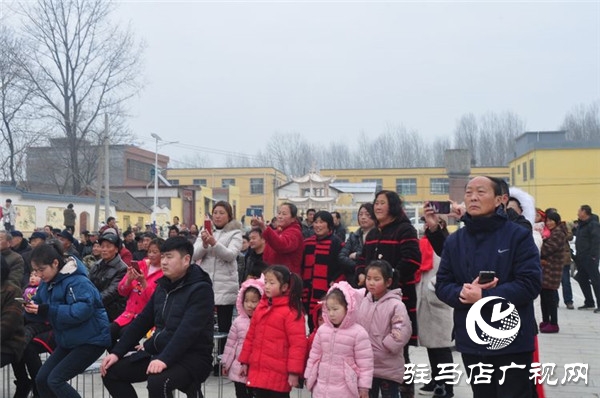 驻马店市企业家协会乘市文联文化下乡东风慰问泌阳县黄山口留守儿童