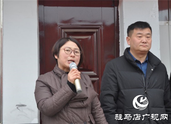 驻马店市企业家协会乘市文联文化下乡东风慰问泌阳县黄山口留守儿童