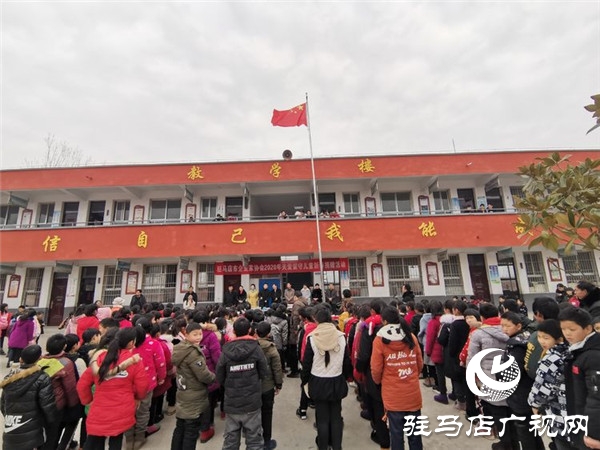 驻马店市企业家协会乘市文联文化下乡东风慰问泌阳县黄山口留守儿童