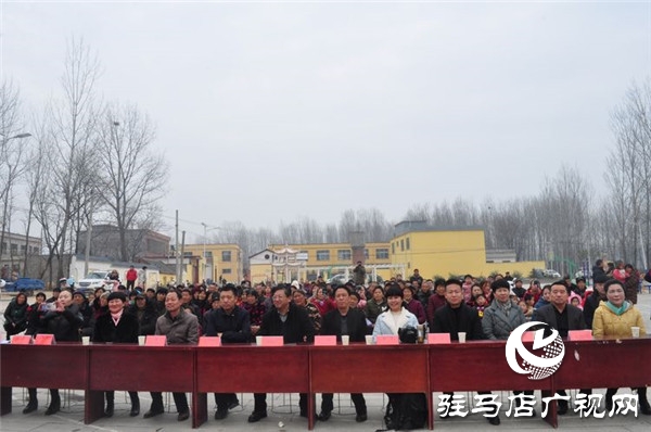 驻马店市企业家协会乘市文联文化下乡东风慰问泌阳县黄山口留守儿童