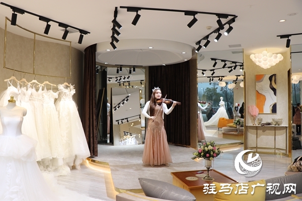 首家高端婚纱礼服定制馆——名媛百合亮相驻马店市