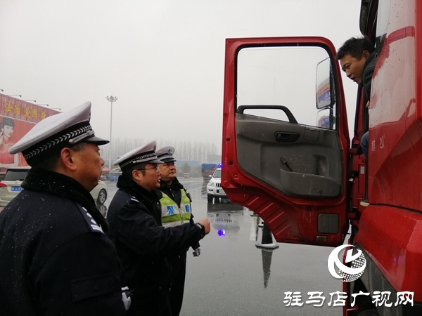 驻马店市交警全力以赴战雨雪
