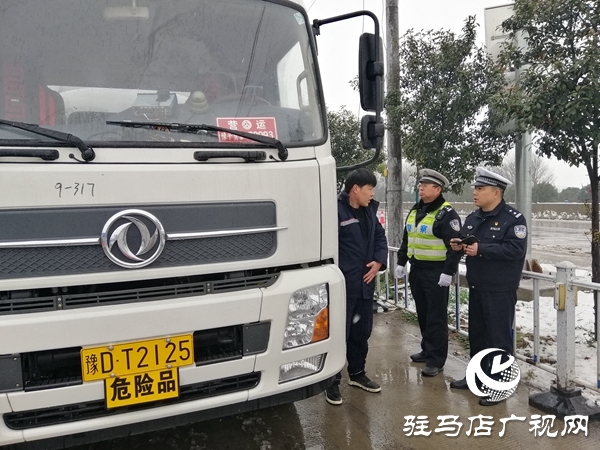 驻马店市交警全力以赴战雨雪