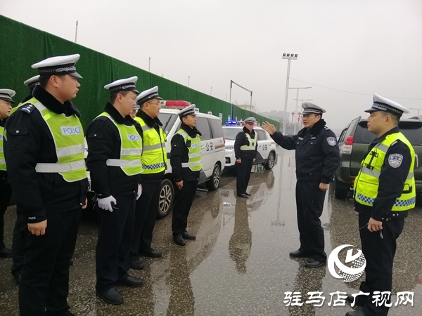 驻马店市交警全力以赴战雨雪