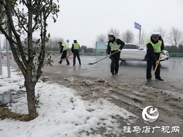 驻马店市交警全力以赴战雨雪
