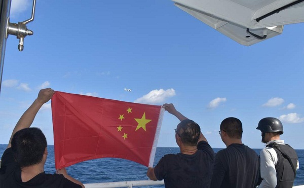 满满的安全感！海军为我8艘渔船护航