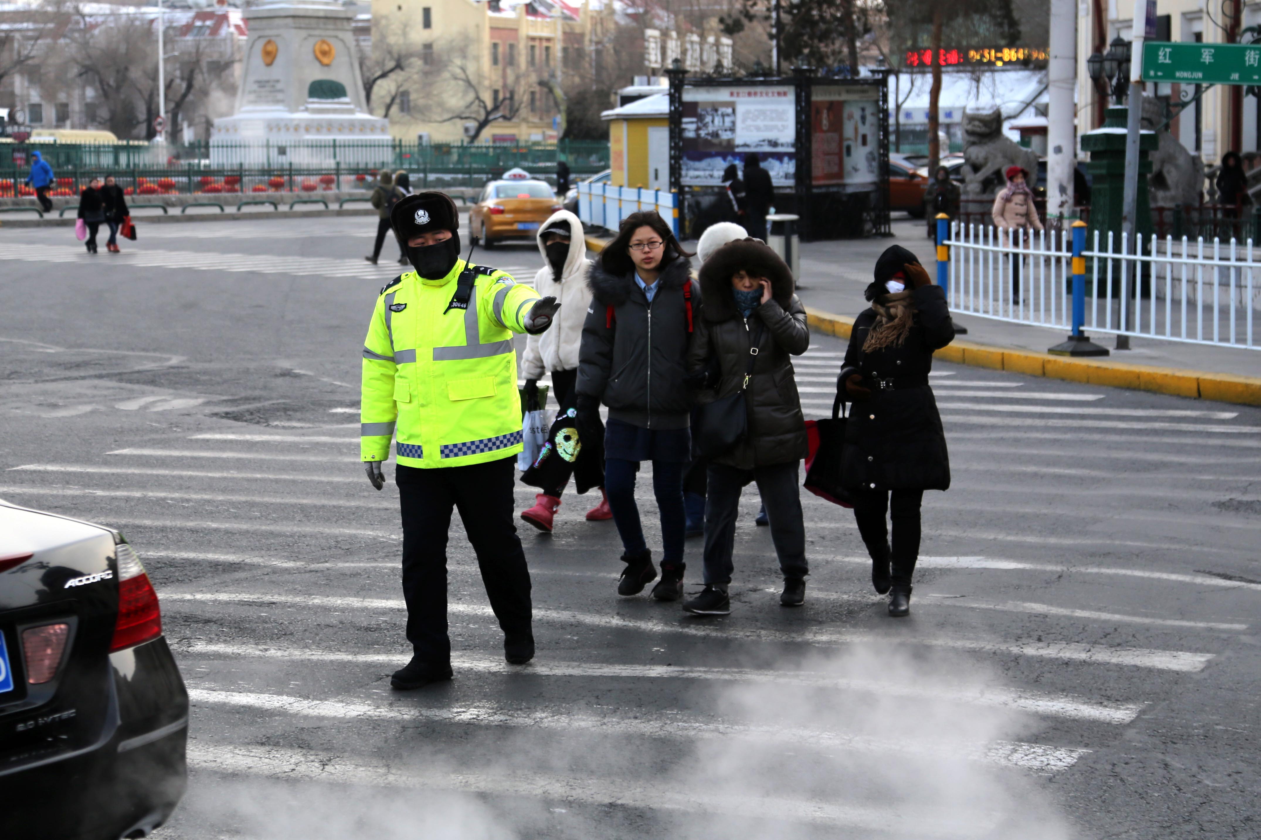 驻马店雨雪中的“警”色 暖人心