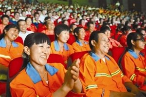 驻马店市“群星风采”公益晚会上演环卫工专场