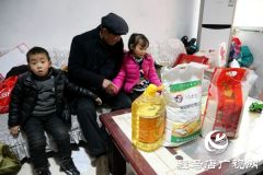 七旬老人夫妇寒冬为困难居民送温暖