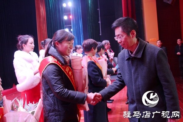 驻马店市教育局新春团拜会暨教育人物颁奖典礼举行