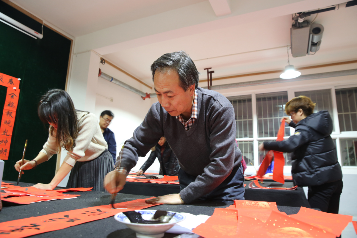 西园街道联合市青年书法家协会开展“迎新春义写春联”活动