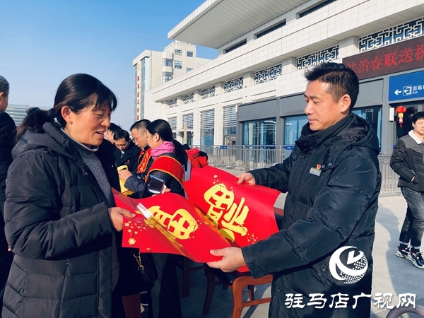 市司法局送法进车站 助力春运保平安