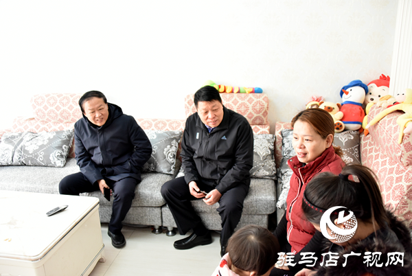 市公安局慰问组到平舆看望一线民警和因公牺牲的民警家属