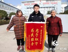 雨中救人好民警 款语温情慰百姓