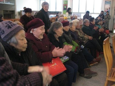 陈锋看望慰问困难群众及敬老院的老人