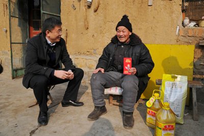 姚新文走访慰问困难群众