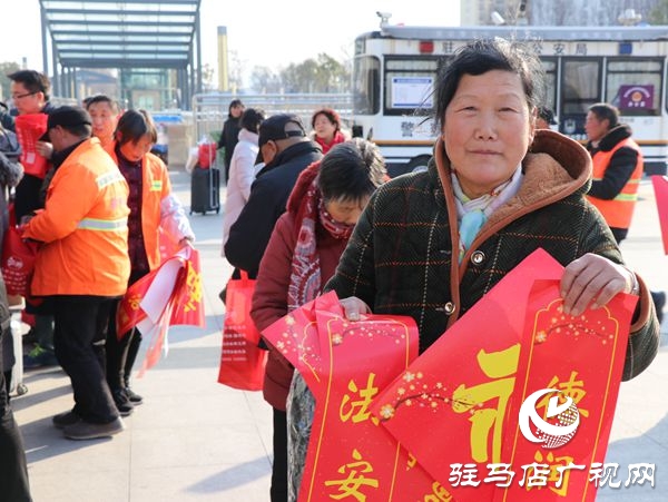 法治春联送祝福 宪法精神进万家