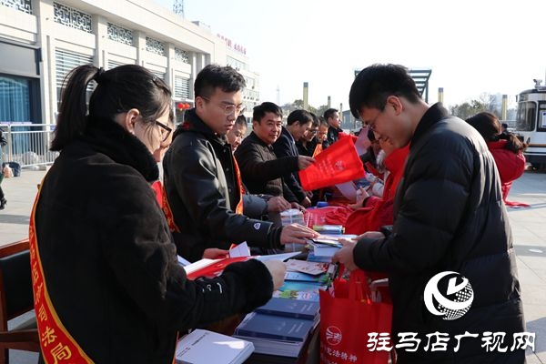 法治春联送祝福 宪法精神进万家