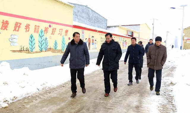 贾迎战深入驿城区​​​​​​​看望脱贫户