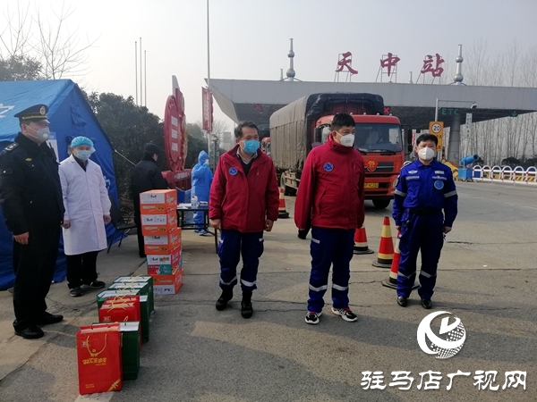 市红十字会水上蛟龙搜救队慰问抗疫一线工作人员
