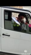 平舆街头这位大姐把刚买的口罩送给了执勤交警！