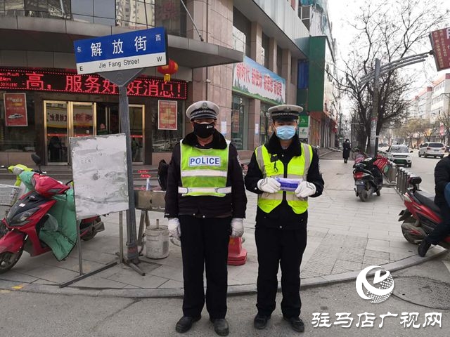 平舆街头这位大姐把刚买的口罩送给了执勤交警！