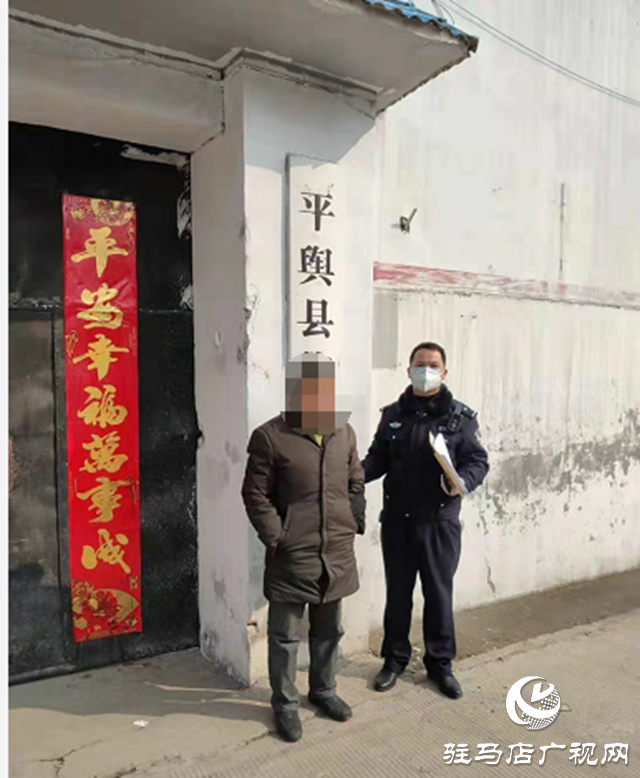 一男子殴打工作人员，干扰疫情防控工作，被平舆警方拘留！