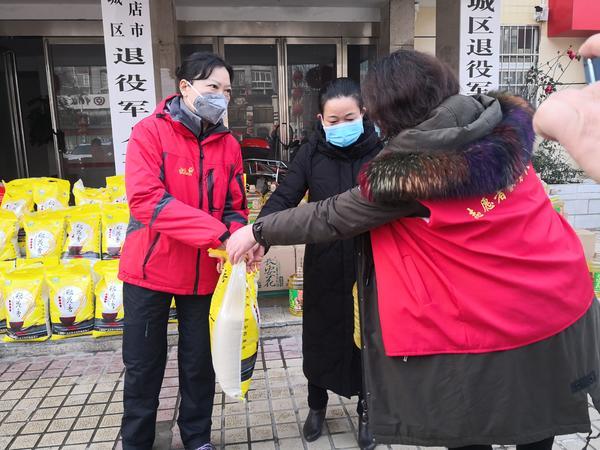 驿城区民政局为湖北返乡自我隔离观察人员发放爱心物资