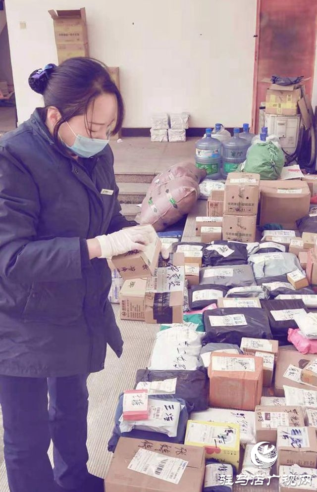 7.营业员整理邮件.jpg