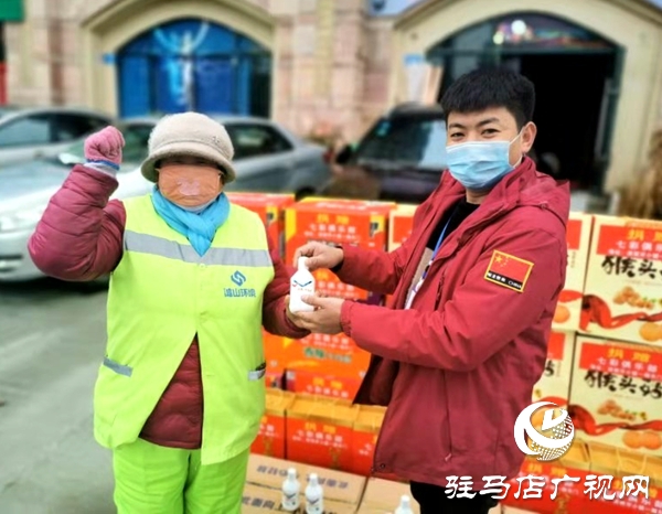驻马店市七彩俱乐部200余瓶酒精消毒液及物品捐给小区业主