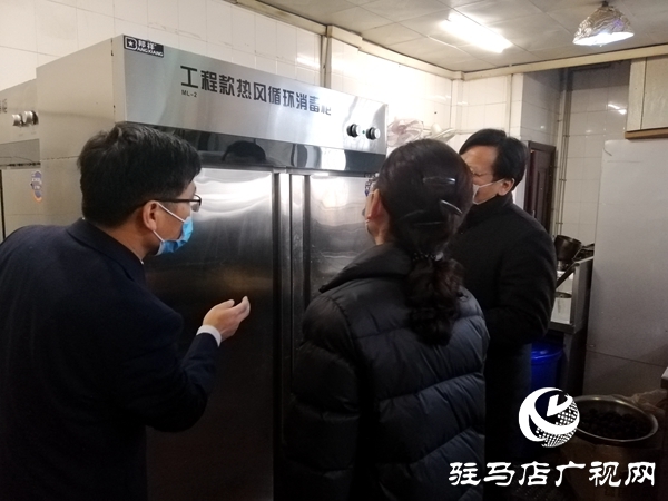 市市场监管局督查定点餐饮企业：后厨就是你们的防疫战线！