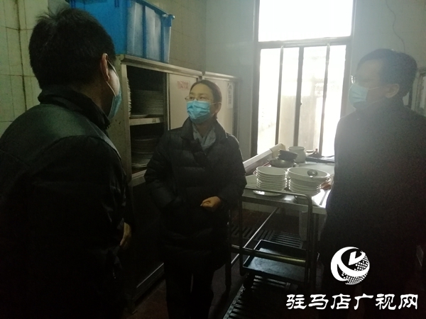 市市场监管局督查定点餐饮企业：后厨就是你们的防疫战线！