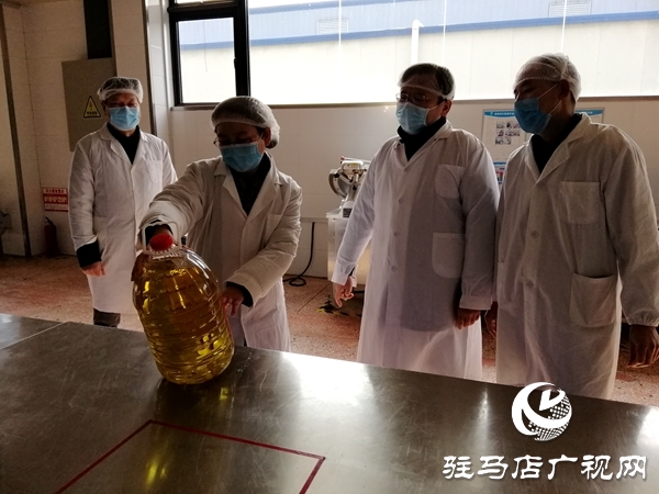 市市场监管局督查定点餐饮企业：后厨就是你们的防疫战线！