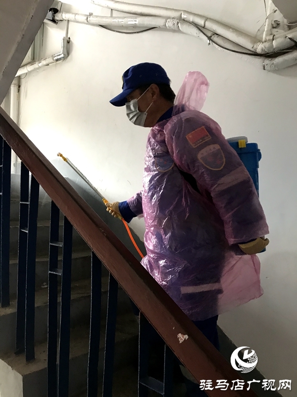 市红十字蛟龙应急搜救队“消疫先锋队”  入市内小区进行“消杀”