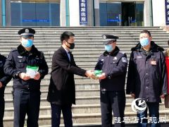 爱心企业慰问防疫一线的社区工作者和民警