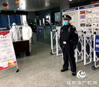 抗疫父子防控一线显“警”色