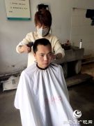 “托尼老师”进警营 为抗疫一线民警免费理发
