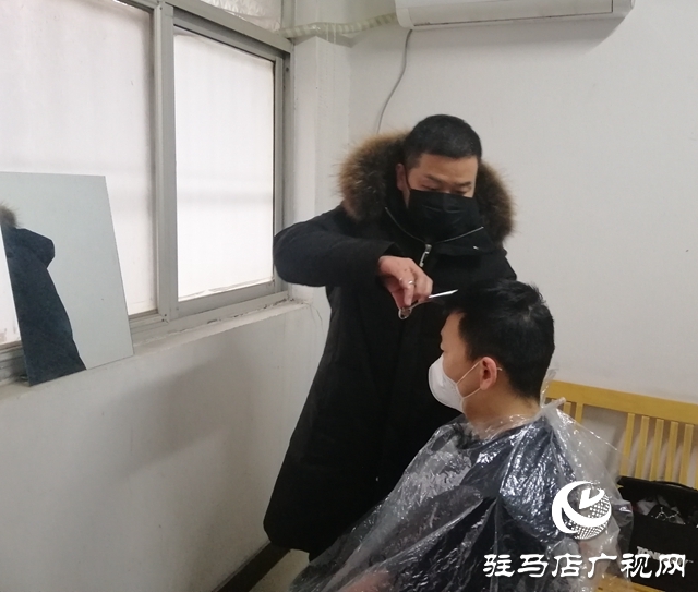 爱心理发师解决“疫线”民警的“头”等大事