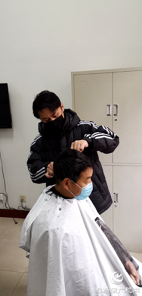 热心店家为民警公益理发