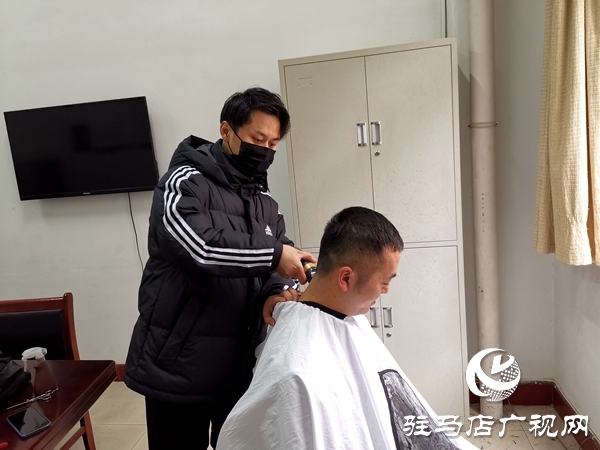 热心店家为民警公益理发