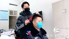 热心店家为民警公益理发