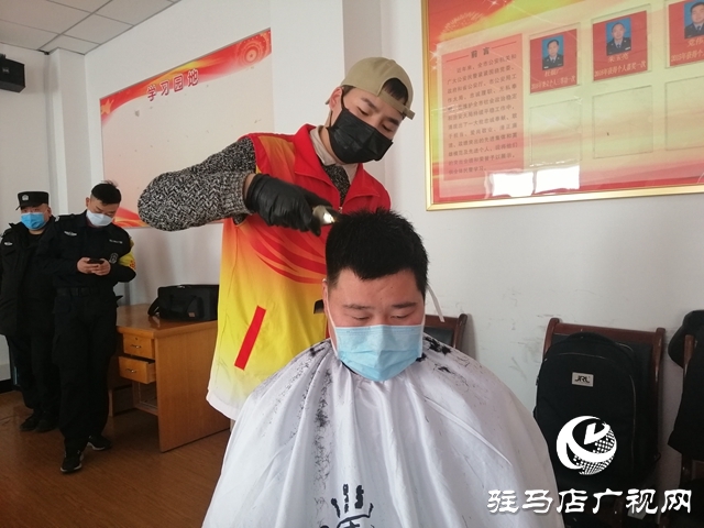 小剪刀帮“疫线”特警“剪”掉大烦恼
